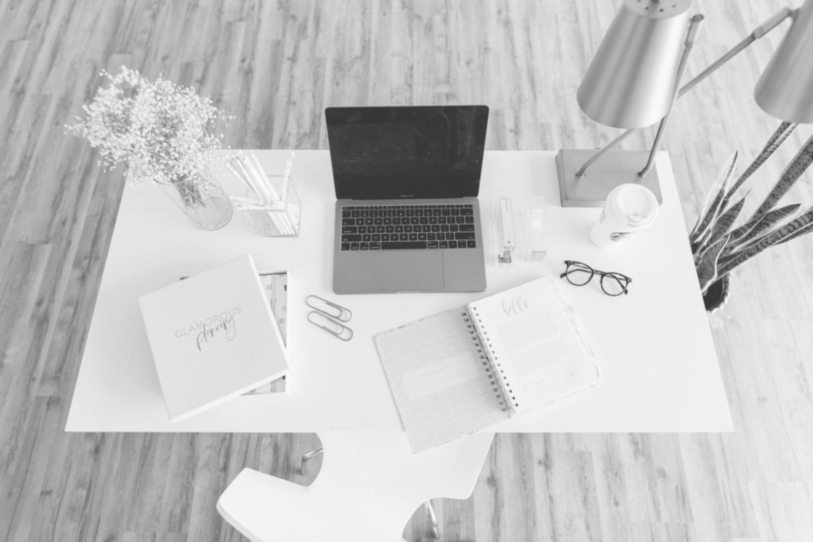 Modernes Bürogebäude mit Blick auf die Stadt