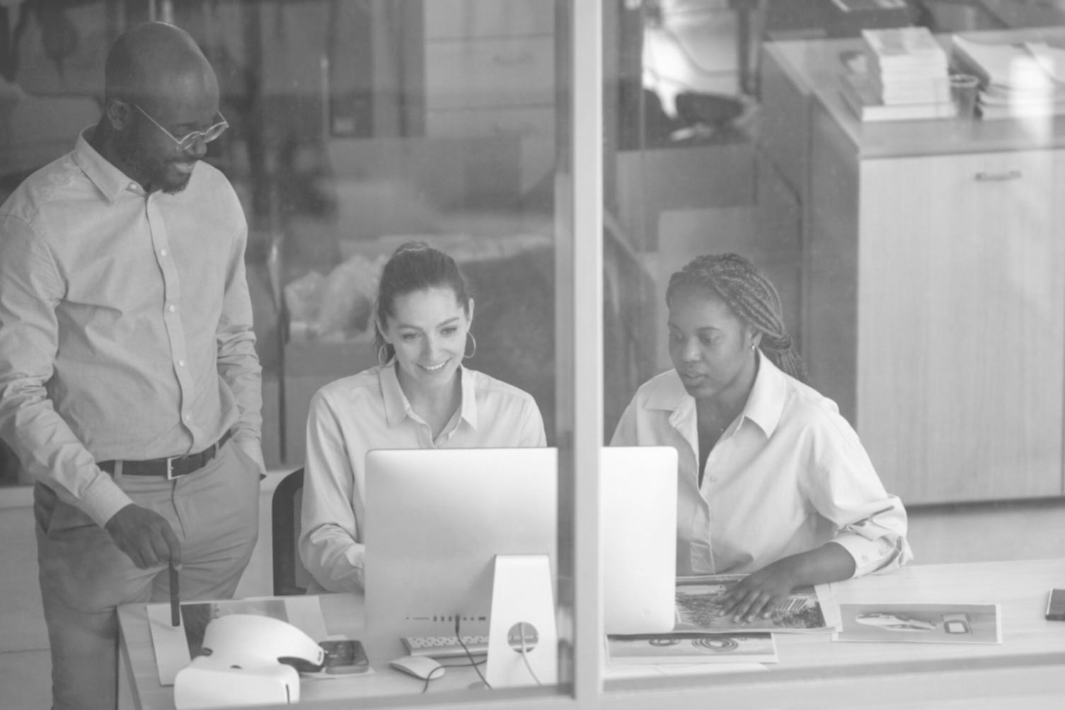 Professionelles Team bei der Beratung im modernen Büro