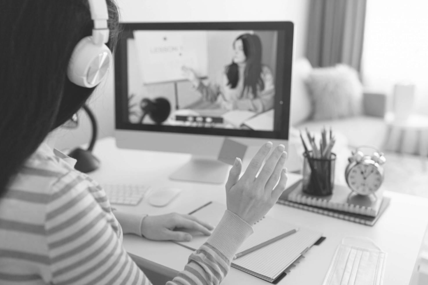 Finanzworkshop in modernem Seminarraum mit Teilnehmern